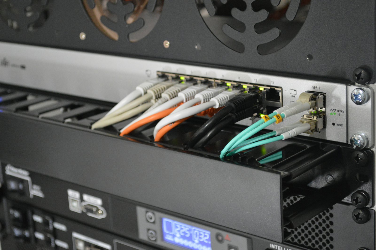Carrier-grade gateway chassis with fibre patching